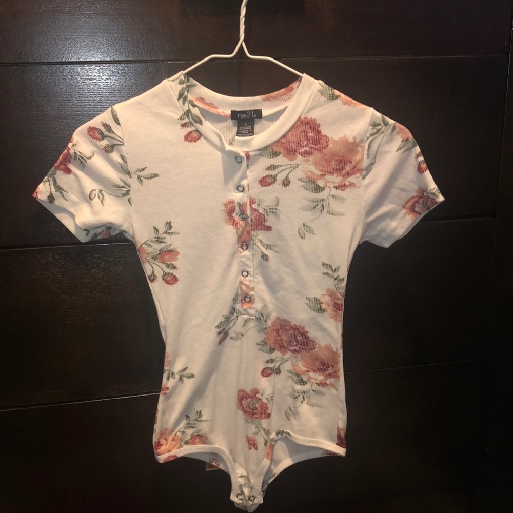 Rue21 Roses body suit size women’s small